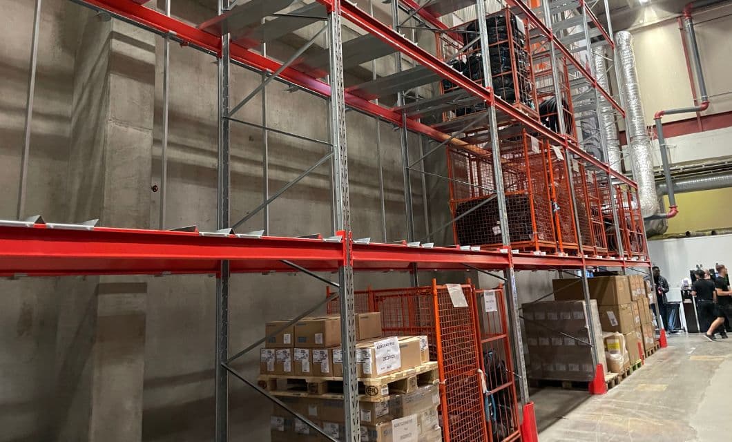 Pallet racks with level sprinklers reduce fire risk